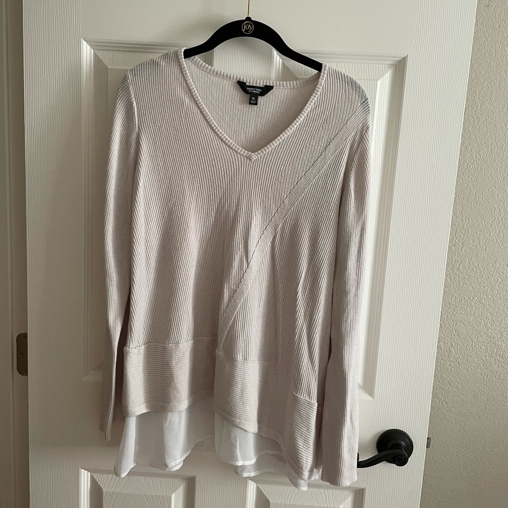 Simply Vera sweater. Size XL. Pre-owned condition.